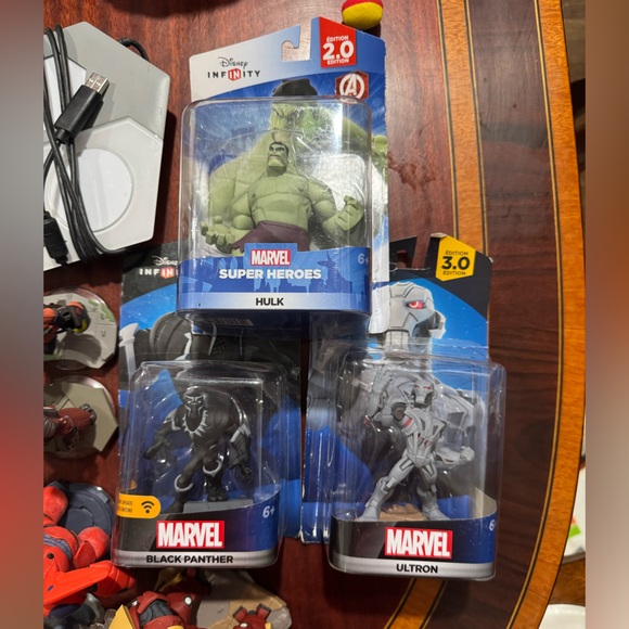Huge Disney Infinity Collection Marvel Super Heroes Hulk Black Panther Figures